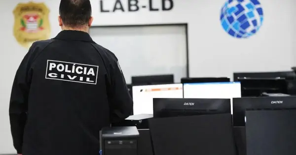 Agente da polícia analisa dados financeiros ligados ao crime organizado em São Paulo