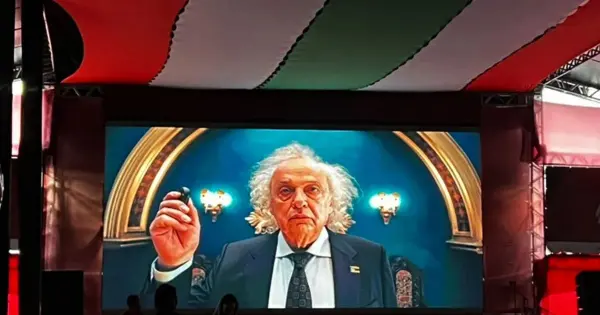 Público assistindo a filme em telão ao ar livre na pista de atletismo do Itapoã durante o Cinemáximo Itinerante.