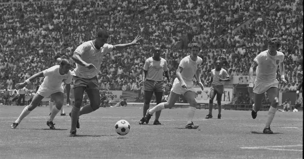 Tela de arquivo da final da Copa de 1970 com narração original e clima histórico