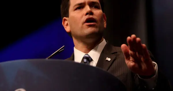 Marco Rubio é cobrado por democratas sobre possível ajuda dos EUA a Flávio Bolsonaro