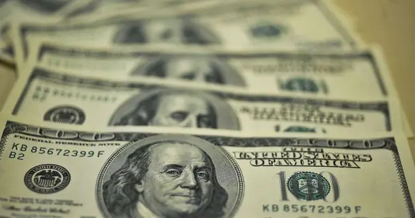 Dólar em alta frente ao real, com gráfico de câmbio e notas de moeda