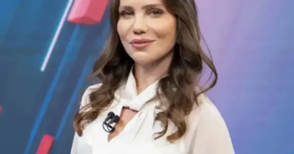 Foto de Fabíola Corrêa, jornalista e âncora que anunciou a saída do SBT em outubro de 2026.