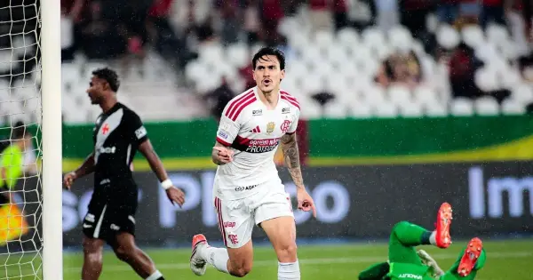 Jogadores do Flamengo comemoram gol contra o Vasco em clássico no Brasileirão