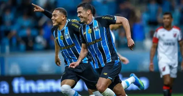 Jogadores do Grêmio comemoram gol na Arena do Grêmio durante o jogo contra o Athletico-PR