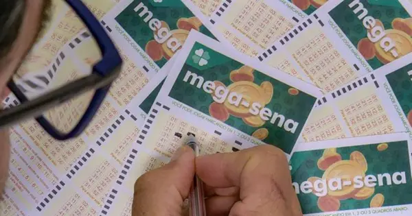 Painel eletrônico exibe os números sorteados da Mega-Sena 3078 com as dezenas premiadas
