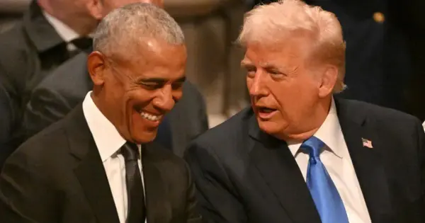 Barack Obama em evento público, com debate sobre possível candidatura em 2028