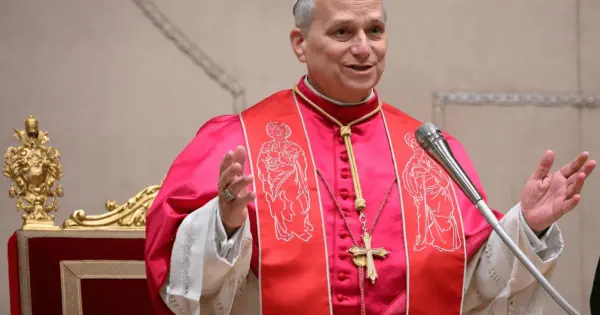 Papa Leão XIV em cerimônia no Vaticano, com destaque para o voto pelo correio