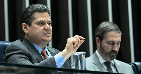 Senador Davi Alcolumbre presidindo sessão no plenário do Senado Federal